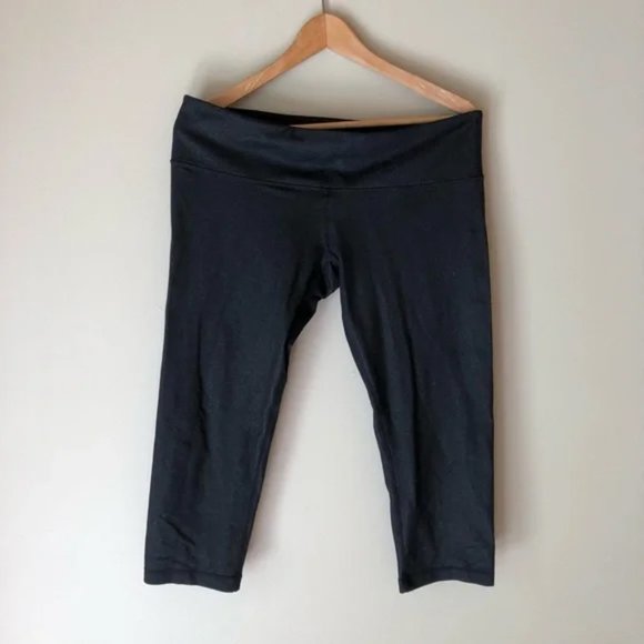 Black Lululemon crops 12 capris - Picture 2 of 7